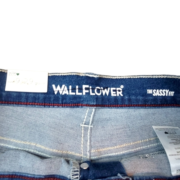 Wallflower Juniors Solid Short High Rise size 9 - Picture 6 of 8